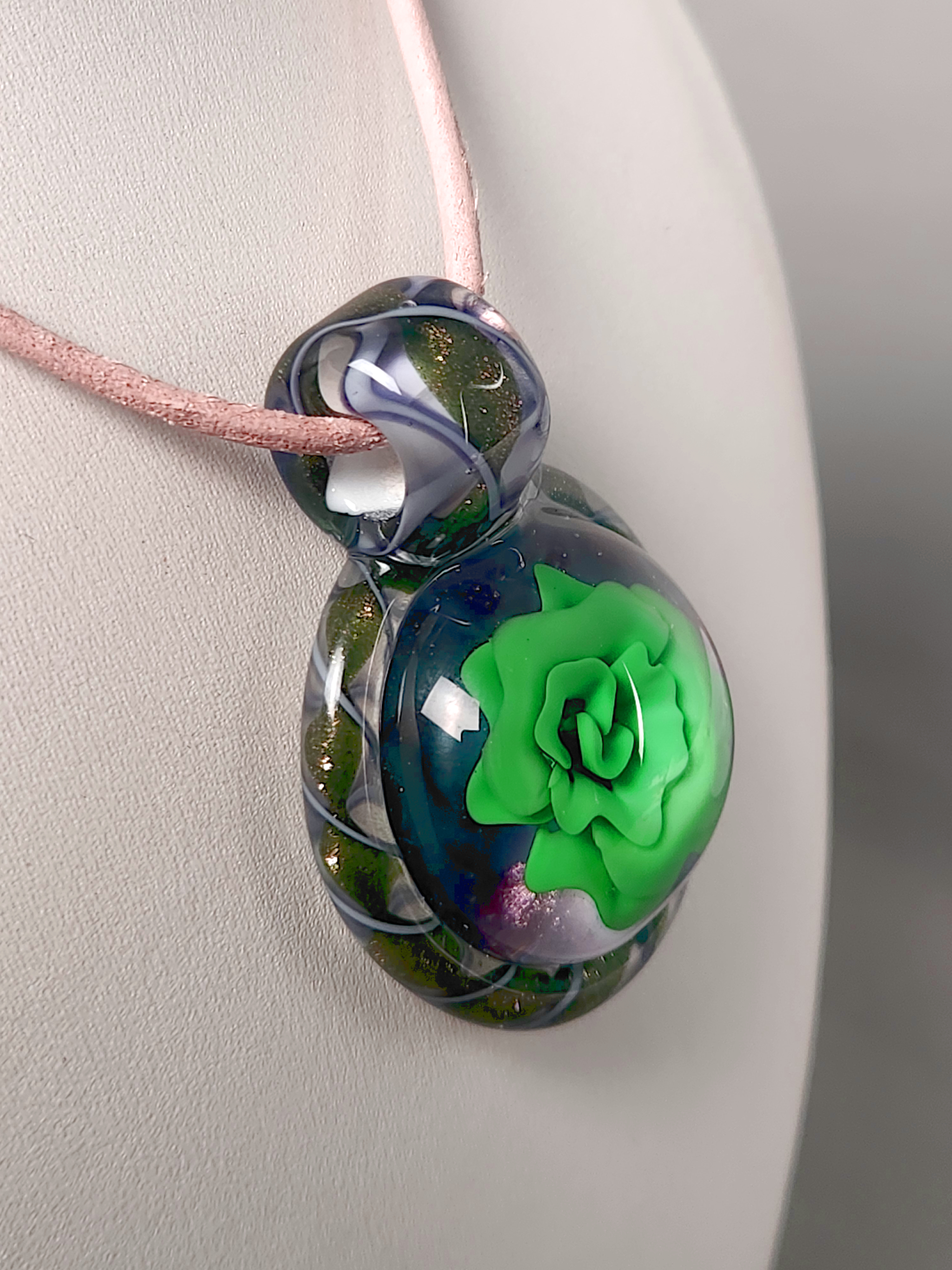 Brilliant green rose pendant - Image 3